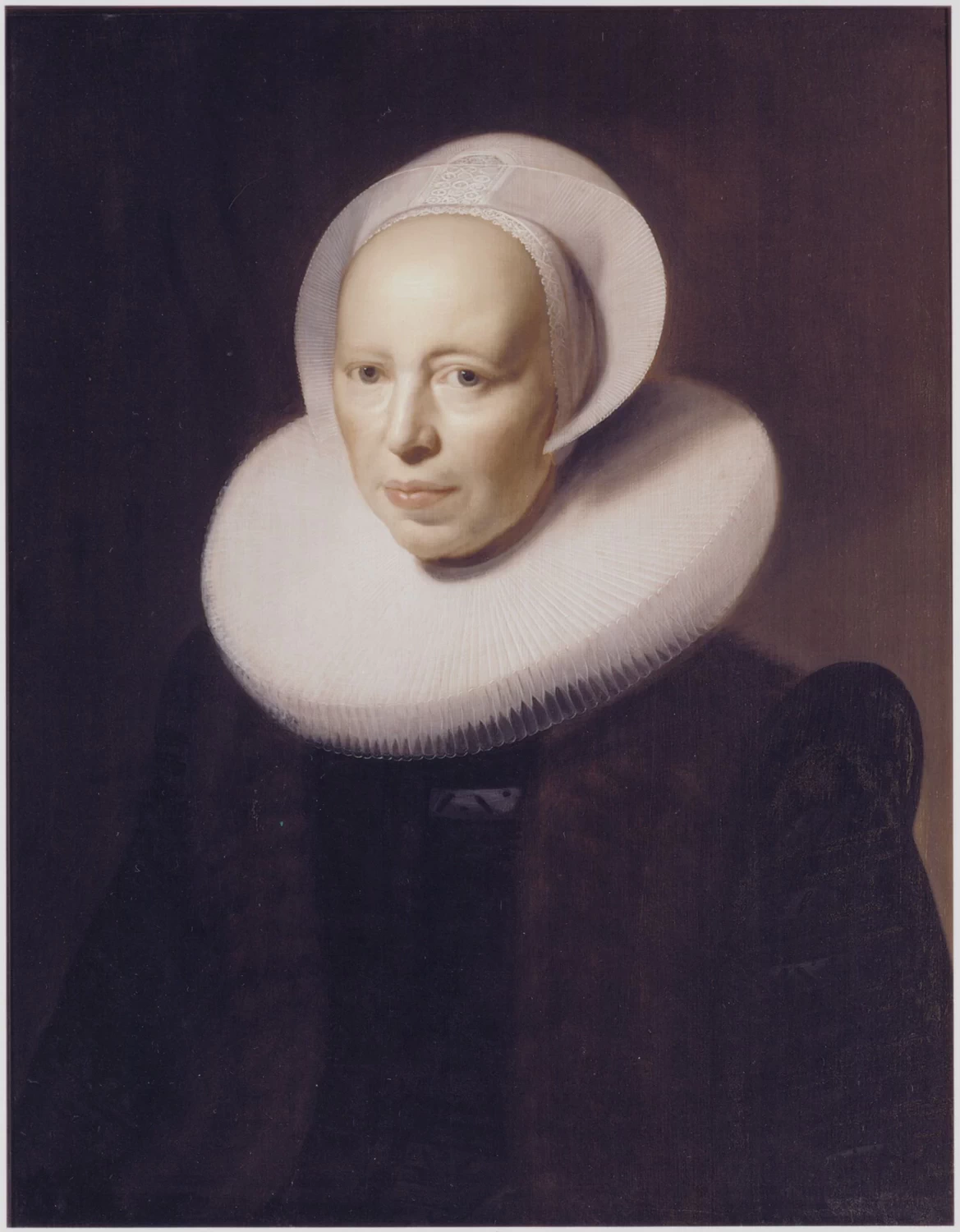 Ritratto di donna con ampio colletto plissettato e gonna bordata di pelliccia